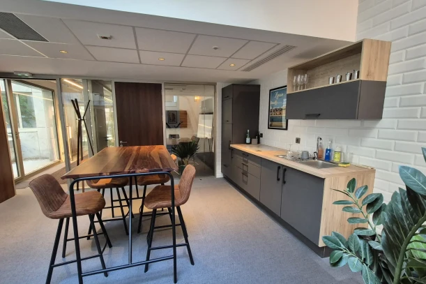 Espace indépendant - 69003 - 14 postes - 3000€