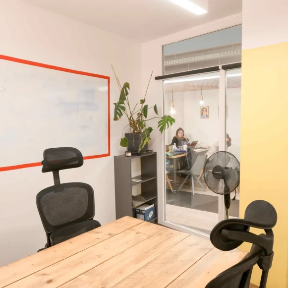 Bureau privé 9 m² 4 postes Coworking Rue du Cloître Saint-Merri Paris 75004 - photo 2