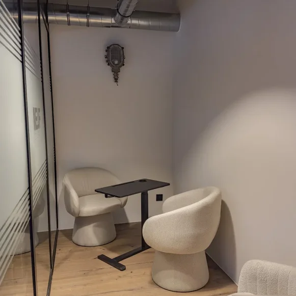 Bureau privé 20 m² 5 postes Location bureau Rue Virginie Hériot La Rochelle 17000 - photo 3