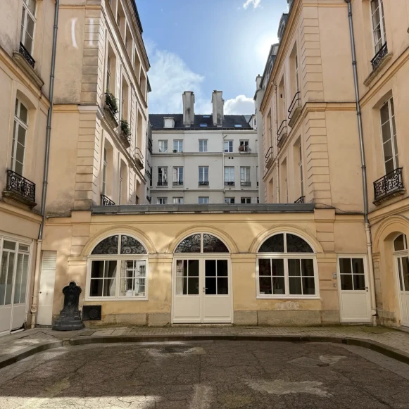 Bureau privé 70 m² 10 postes Location bureau Rue Chapon Paris 75003 - photo 3