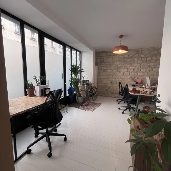 Open Space  2 postes Location bureau Rue Jacques Louvel-Tessier Paris 75010 - photo 1