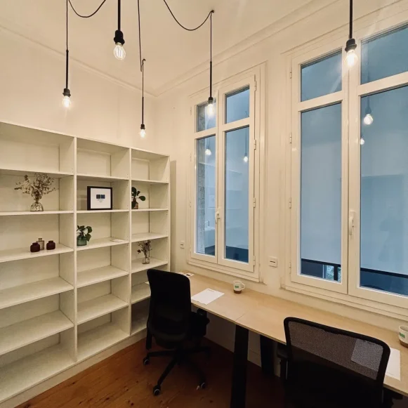 Bureau privé 6 m² 2 postes Location bureau Rue Turenne Bordeaux 33000 - photo 1