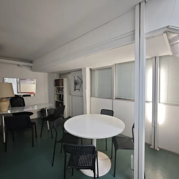 Bureau privé 19 m² 3 postes Location bureau Rue Saint-Antoine Paris 75004 - photo 3
