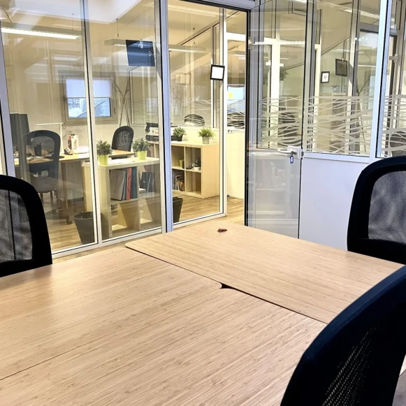 Bureau privé 12 m² 3 postes Coworking Rue Cardinet Paris 75017 - photo 1