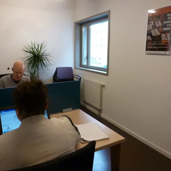 Bureau privé 12 m² 3 postes Location bureau Place de Touraine Versailles 78000 - photo 5