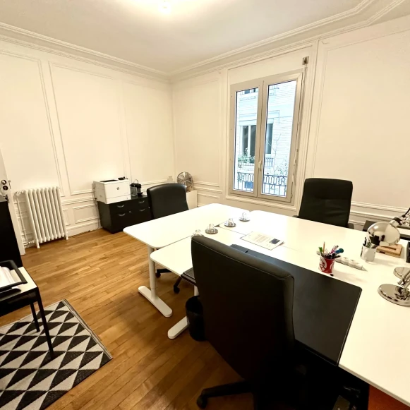 Bureau privé 18 m² 3 postes Coworking Rue des Perchamps Paris 75016 - photo 1