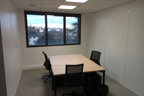 Bureau privé - 69570 - 3 postes - 1319€