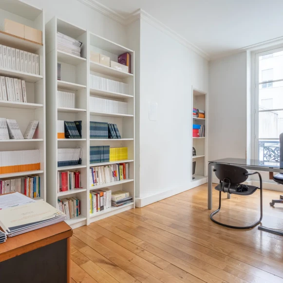 Espace indépendant 140 m² 18 postes Location bureau Rue de Provence Paris 75009 - photo 2