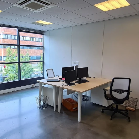 Bureau privé 22 m² 4 postes Coworking Square Benjamin Franklin Montigny-le-Bretonneux 78180 - photo 1