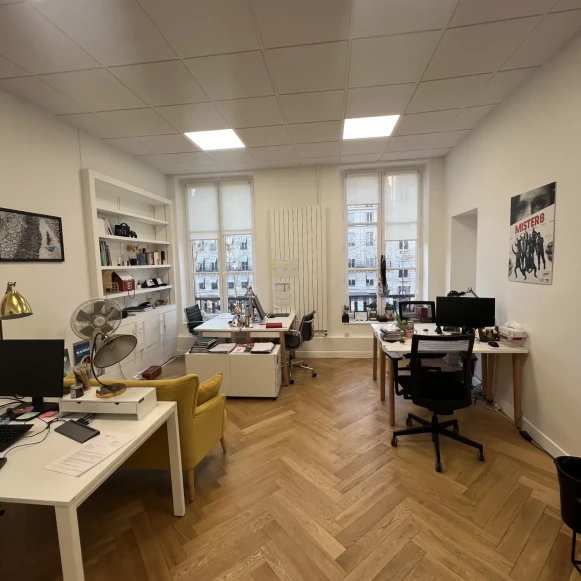 Bureau privé 20 m² 6 postes Coworking Rue Royale Paris 75008 - photo 2