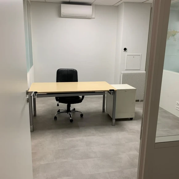 Bureau privé 13 m² 2 postes Location bureau Rue des Rondeaux Paris 75020 - photo 2