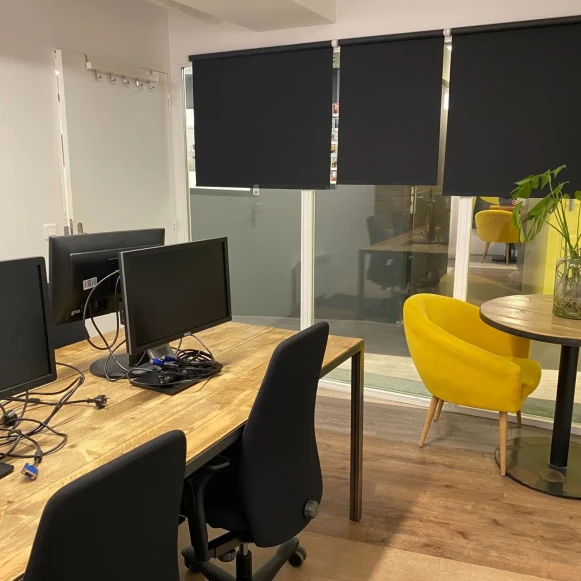 Bureau privé 12 m² 6 postes Coworking Rue du Cloître Saint-Merri Paris 75004 - photo 6