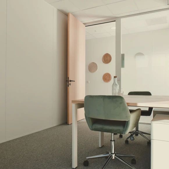 Bureau privé 16 m² 3 postes Coworking Rue Pierre Gilles de Gennes Lyon 69007 - photo 2