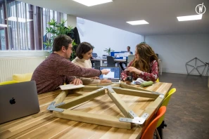 Open Space - 75004 - 1 poste - 390€