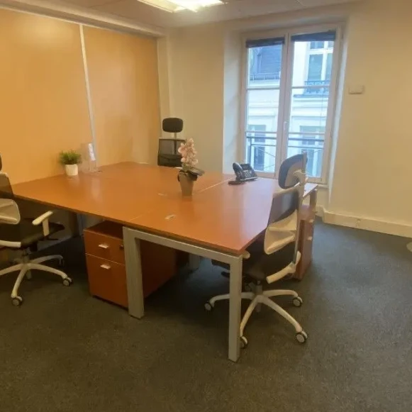 Bureau privé 16 m² 3 postes Coworking Rue des Petits Champs Paris 75001 - photo 1