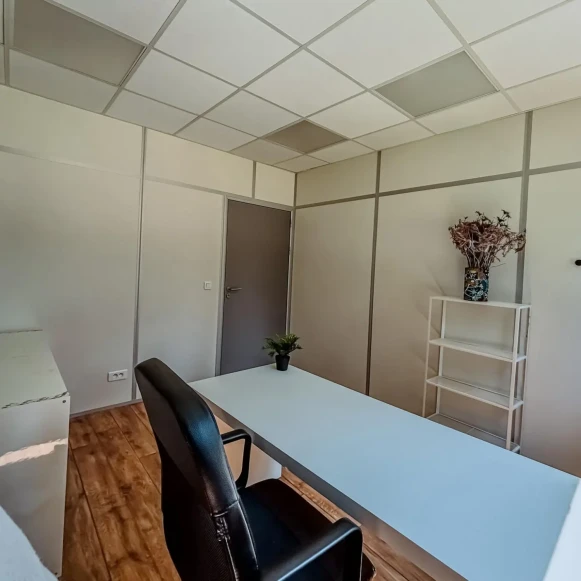 Bureau privé 10 m² 2 postes Location bureau Chemin des Cordeliers Mantes-la-Ville 78711 - photo 1