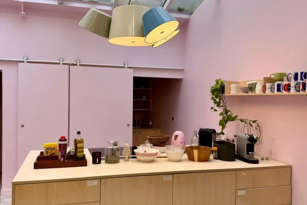 Espace indépendant - 75020 - 32 postes - 8300€