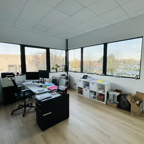 Bureau privé 22 m² 3 postes Coworking Rue Louis Armand Tourcoing 59200 - photo 1