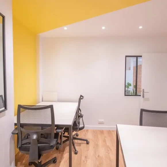 Bureau privé 10 m² 3 postes Coworking Rue Greneta Paris 75002 - photo 2
