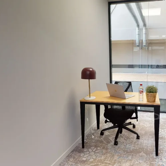 Bureau privé 7 m² 2 postes Coworking Avenue Thiers Nice 06000 - photo 1