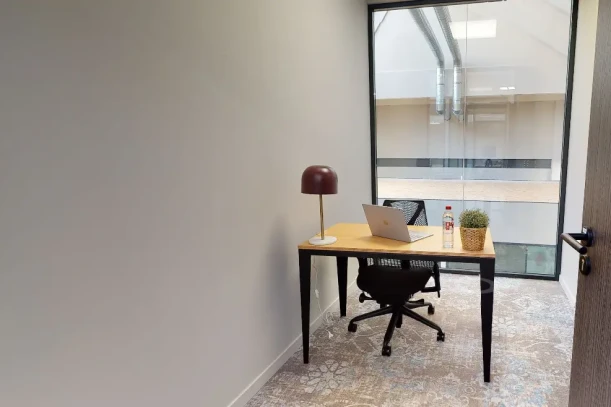 Bureau privé - 06000 - 2 postes - 573€