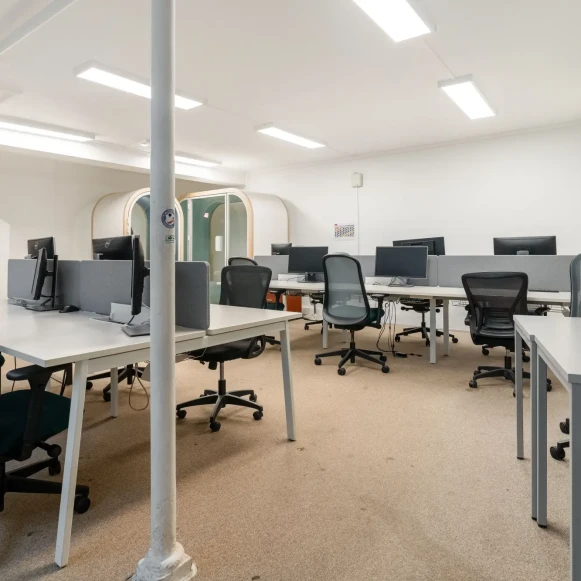 Bureau privé 75 m² 14 postes Location bureau Rue Saint-Fiacre Paris 75002 - photo 2