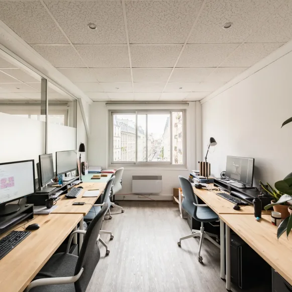 Bureau privé 16 m² 4 postes Coworking Rue Chanzy Paris 75011 - photo 1
