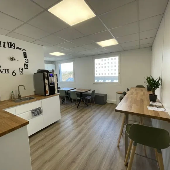 Bureau privé 13 m² 3 postes Coworking Boulevard de Stalingrad Villeurbanne 69100 - photo 3