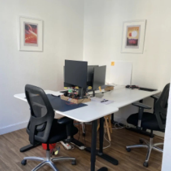 Bureau privé 21 m² 3 postes Coworking Rue Judaïque Bordeaux 33000 - photo 1