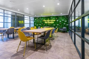 Open Space - 06200 - 4 postes - 180€