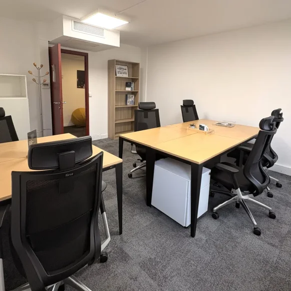 Bureau privé 18 m² 6 postes Coworking Avenue du Prado Marseille 13008 - photo 1