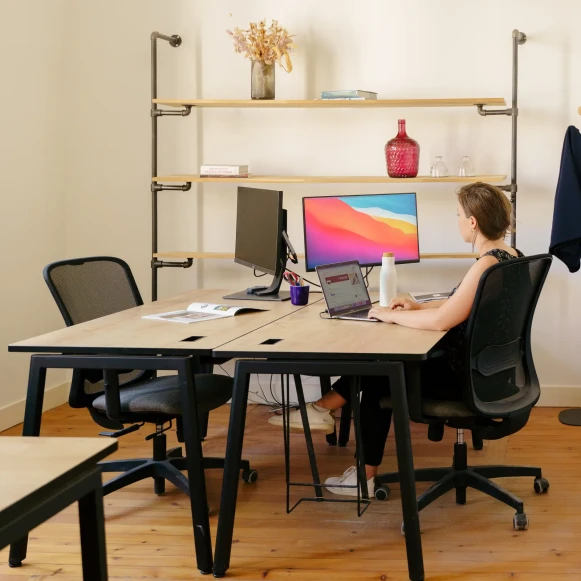 Bureau privé 16 m² 3 postes Location bureau Rue Turenne Bordeaux 33000 - photo 1