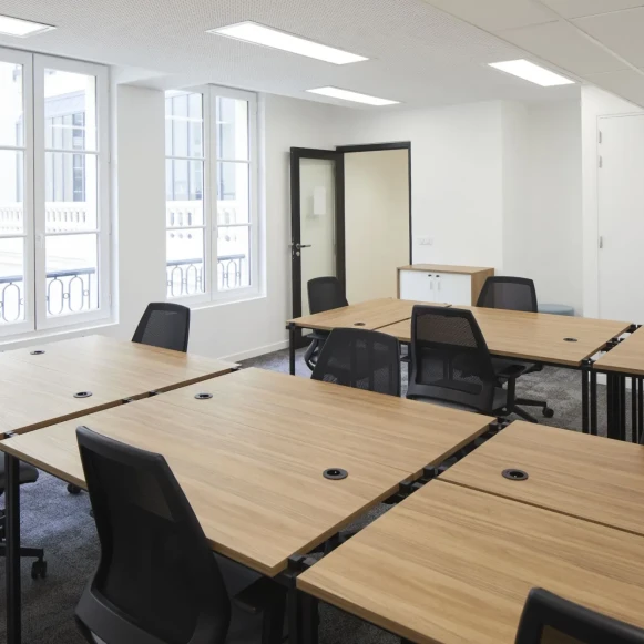 Bureau privé 23 m² 8 postes Coworking Rue de Calais Paris 75009 - photo 3