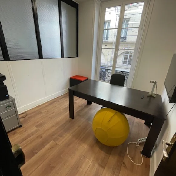 Bureau privé 9 m² 2 postes Location bureau Rue Godot de Mauroy Paris 75009 - photo 1