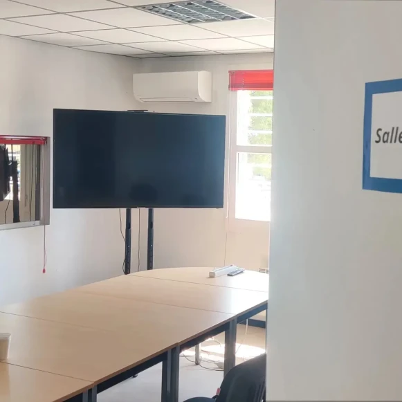 Bureau privé 18 m² 4 postes Coworking Rue des Paluds Frontignan 34110 - photo 3