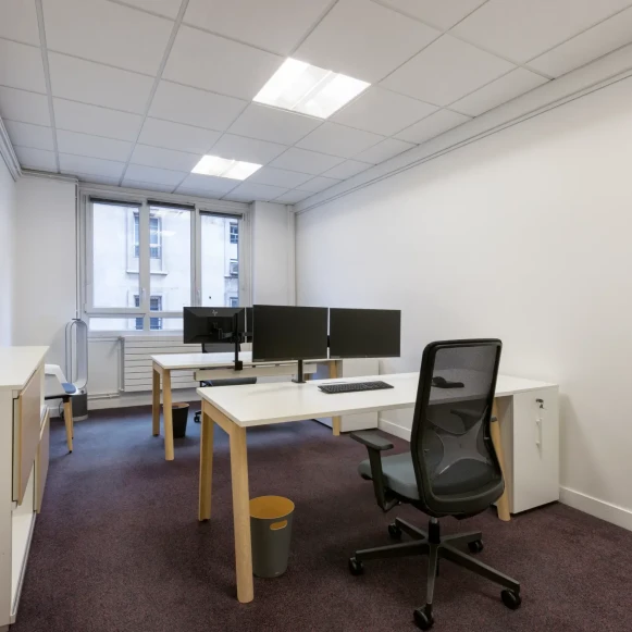 Bureau privé 16 m² 1 poste Location bureau Rue d'Artois Paris 75008 - photo 2
