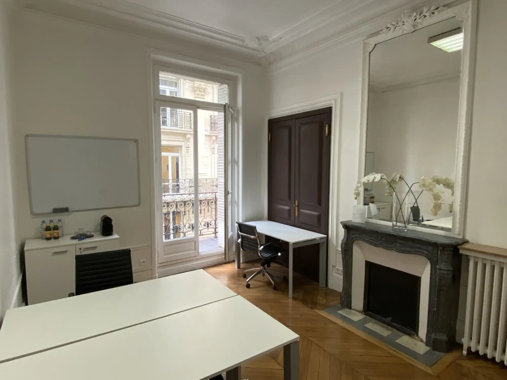 Bureau privé - 75008 - 4 postes - 2490€