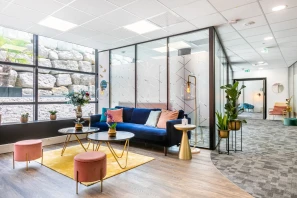 Bureau privé - 06560 - 4 postes - 1373€