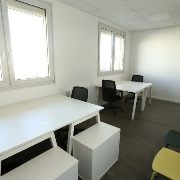 Bureau privé 20 m² 4 postes Coworking Rue Volta Alfortville 94140 - photo 1