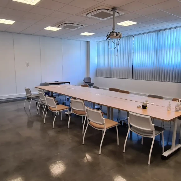 Bureau privé 15 m² 3 postes Coworking Square Benjamin Franklin Montigny-le-Bretonneux 78180 - photo 3