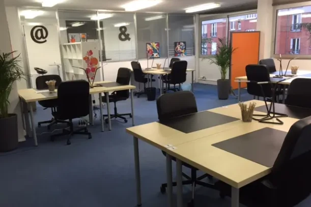 Open Space - 92500 - 12 postes - 300€