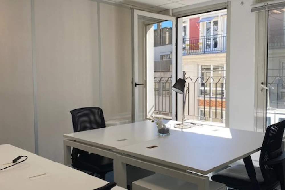 Bureau privé - 75010 - 3 postes - 2100€