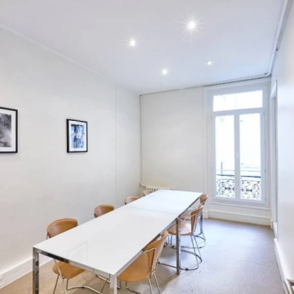 Bureau privé 26 m² 8 postes Location bureau Rue Marbeuf Paris 75008 - photo 3