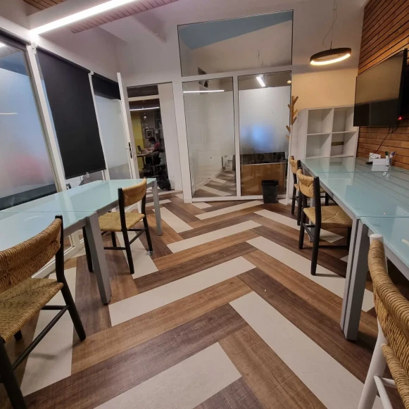 Bureau privé 15 m² 6 postes Coworking Rue Greneta Paris 75002 - photo 2