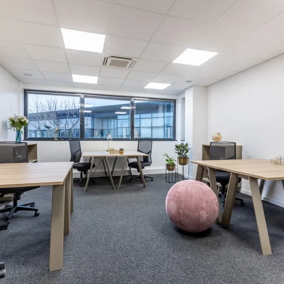 Bureau privé 27 m² 6 postes Coworking Rue Blaise Pascal Élancourt 78990 - photo 2