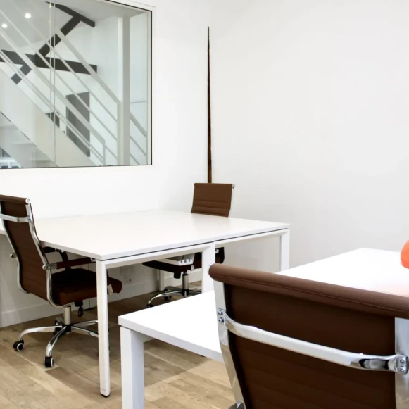 Bureau privé 25 m² 5 postes Coworking Rue Bichat Paris 75010 - photo 1