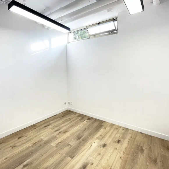 Bureau privé 9 m² 2 postes Coworking Avenue Pasteur Montreuil 93100 - photo 1