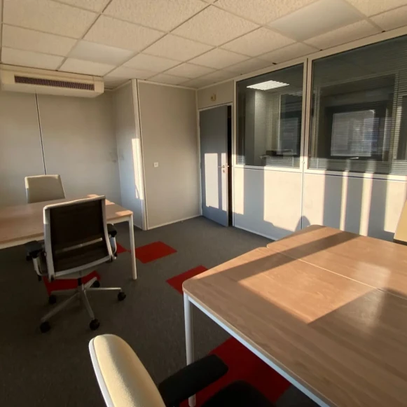 Bureau privé 15 m² 4 postes Location bureau Avenue Marceau Courbevoie 92400 - photo 2