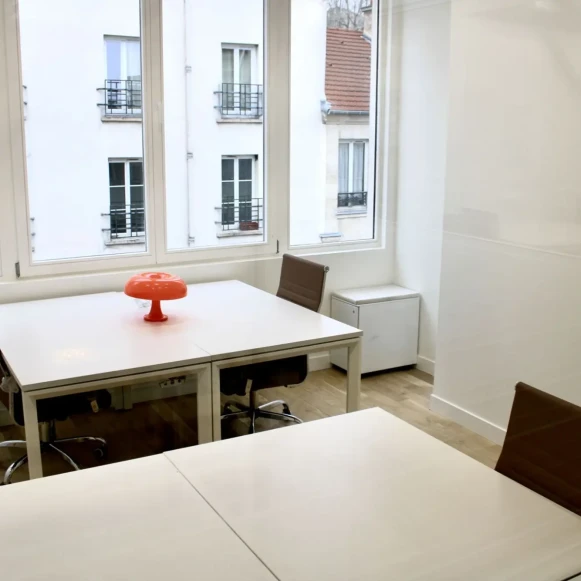 Bureau privé 20 m² 5 postes Coworking Rue Bichat Paris 75010 - photo 1