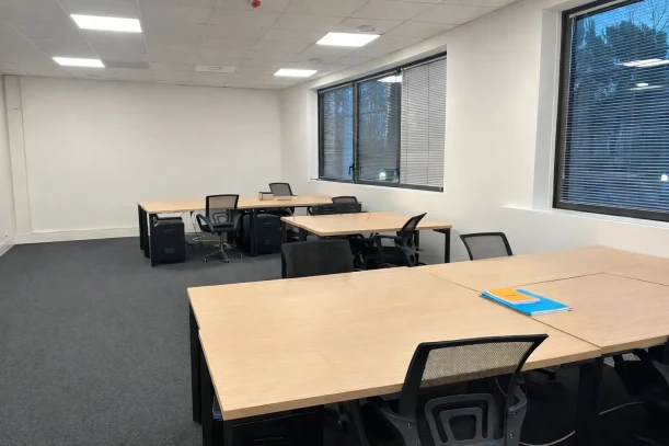 Bureau privé - 13290 - 8 postes - 3330€